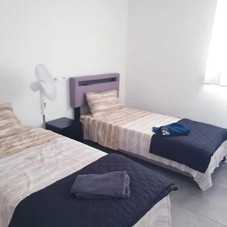 Grand 5 Chambres, 5 Television , 95 M2, Vue Mer, Tramway Sur Place, Gare Train 2 Min, Aeroport 5 Min , Large 5 Bedrooms, 5 Televisions, 95 M2, Sea View, Tram On Site, Train Station 2 Mins, Airport 5 Mins * Nice