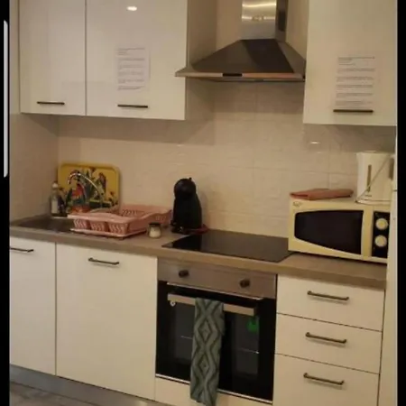 Grand 5 Chambres, 5 Television , 95 M2, Vue Mer, Tramway Sur Place, Gare Train 2 Min, Aeroport 5 Min , Large 5 Bedrooms, 5 Televisions, 95 M2, Sea View, Tram On Site, Train Station 2 Mins, Airport 5 Mins * Nice
