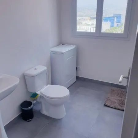 Grand 5 Chambres, 5 Television , 95 M2, Vue Mer, Tramway Sur Place, Gare Train 2 Min, Aeroport 5 Min , Large 5 Bedrooms, 5 Televisions, 95 M2, Sea View, Tram On Site, Train Station 2 Mins, Airport 5 Mins Apartment *